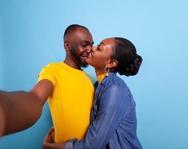 POV de pareja feliz sosteniendo la cámara y tomando fotos juntos, expresando amor y afecto. Hombre y mujer sonriendo y tomando fotos, divirtiéndose en la relación. gente abrazándose