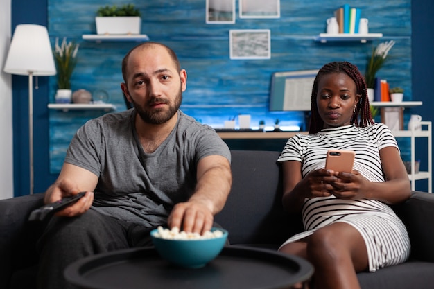 Pov de pareja interracial esperando bebé en casa