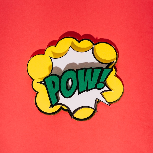¡Pow! bocadillo de diálogo cómico sobre fondo rojo