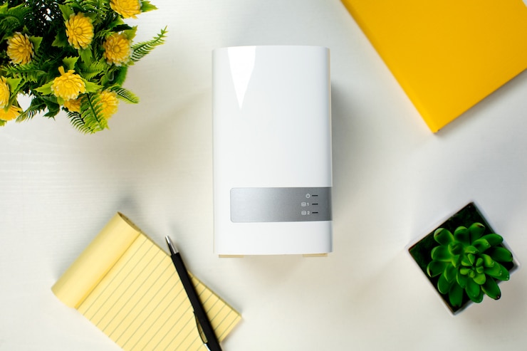 Foto gratuito powerbank y bloc de notas amarillo con bolígrafo