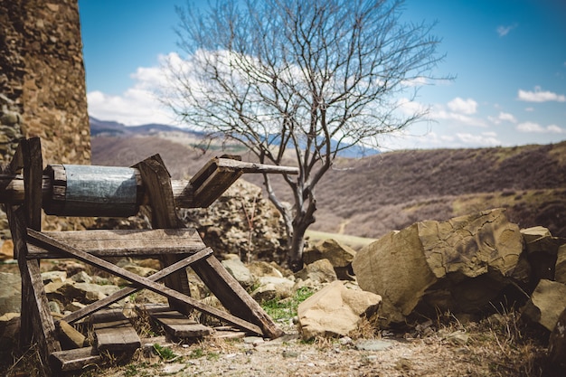 Foto gratuita pozo viejo pueblo de madera