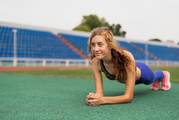 Foto gratuita práctica deportiva mujer en estadio