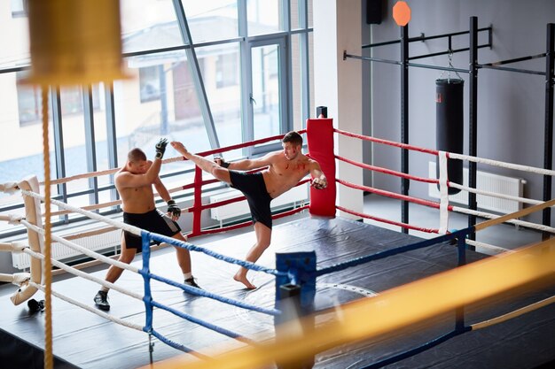 Práctica de kickboxing en ring