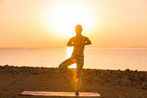 Práctica de yoga al amanecer