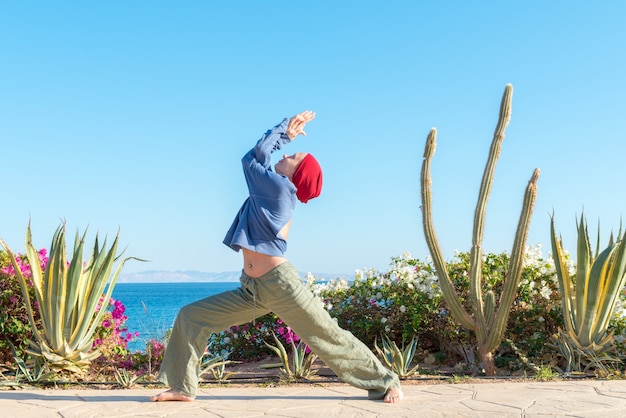 Práctica de yoga en el mar