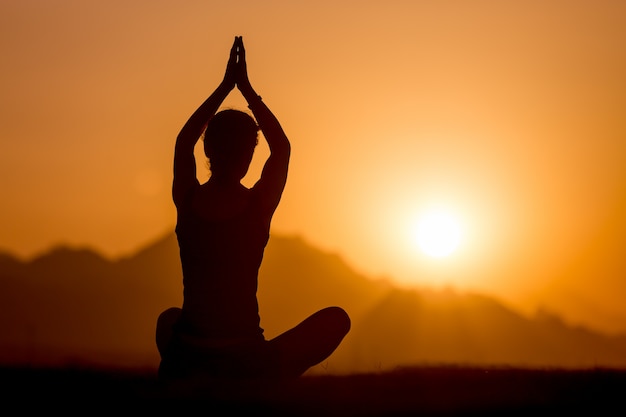 Foto gratuita práctica de yoga en las montañas