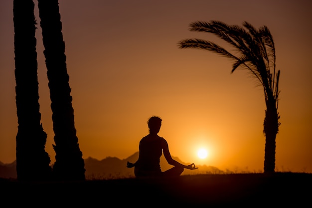 Foto gratuita práctica de yoga en la ubicación tropical