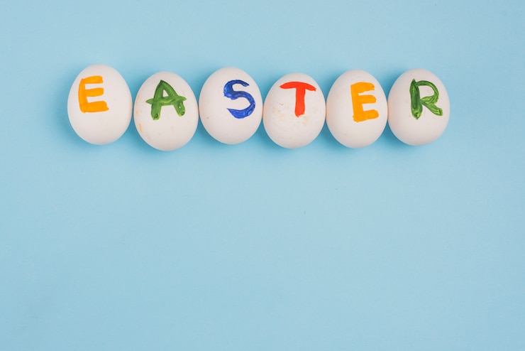 Photo Gratis prasasti paskah pada telur di atas meja biru