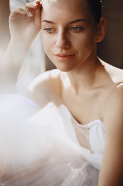 Preciosa bailarina de ballet. Bailarina en pointe. Chica junto a la ventana.