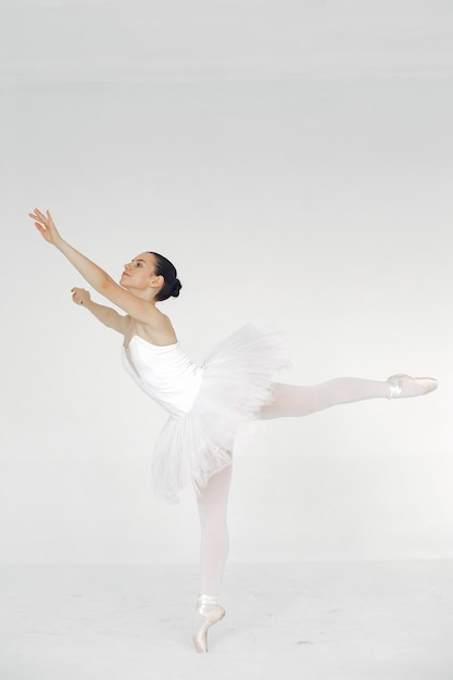 Foto gratuita preciosa bailarina de ballet. bailarina en pointe.