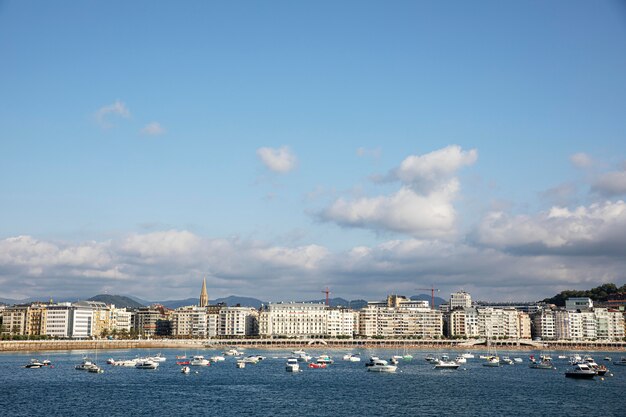 Preciosa escena de road trip en san sebastian