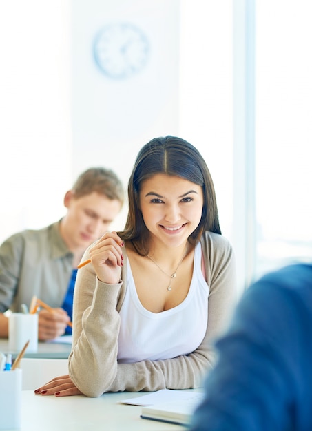 Foto gratuita preciosa estudiante sonriendo