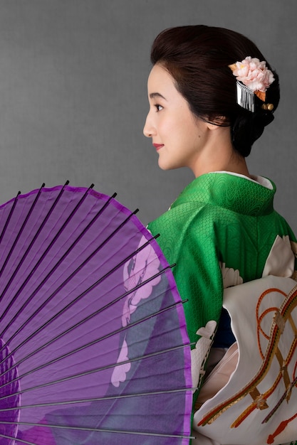 Preciosa modelo japonesa con paraguas morado