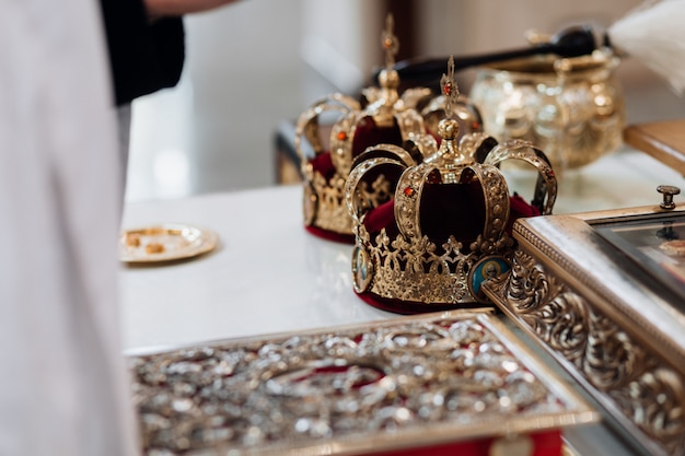 Preciosas coronas de boda en la iglesia para el ritual sagrado del matrimonio