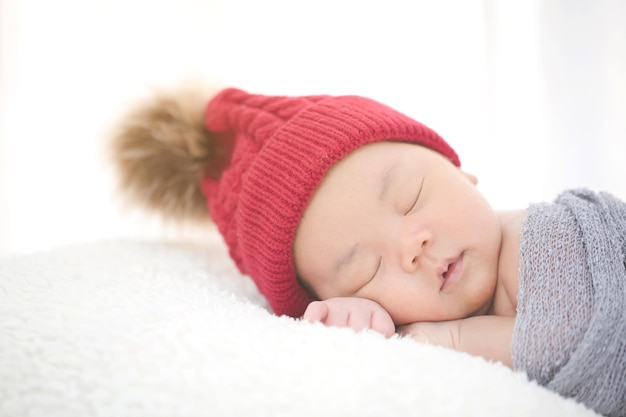 Precioso bebé asiático recién nacido durmiendo en tela peluda