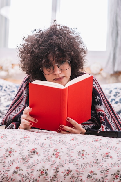 Precioso libro de lectura adolescente en la cama