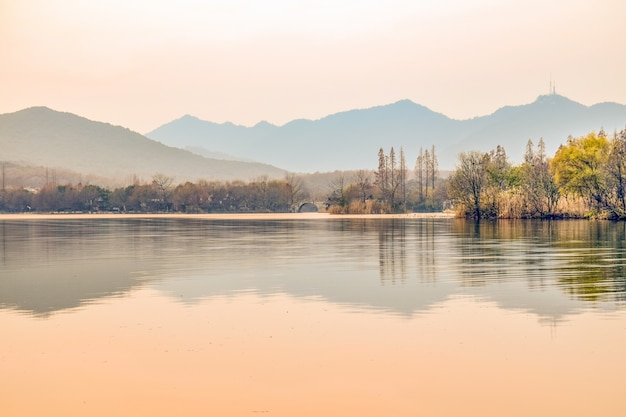 Precioso paisaje con río y puente al fondo