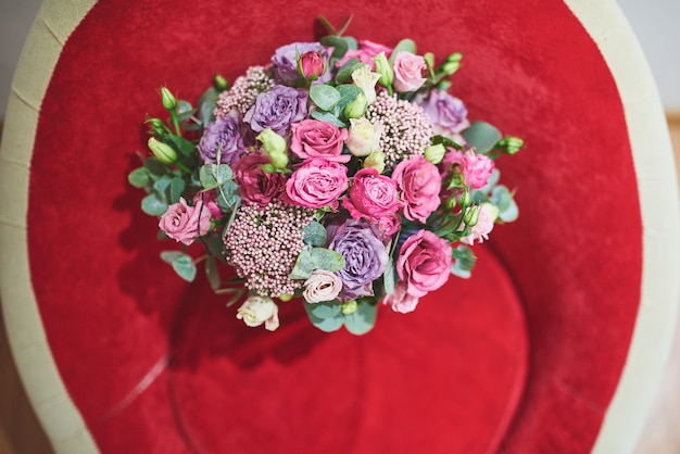 Precioso ramo de novia atado con cintas de seda y encaje con llave en forma de corazón.