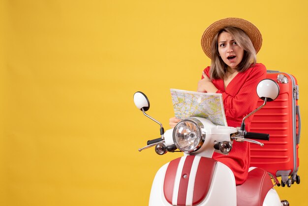 se preguntó chica guapa en ciclomotor con maleta roja sosteniendo el mapa