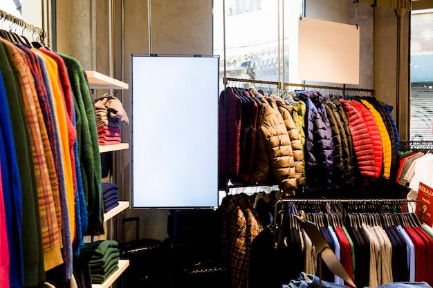 Prendas de ropa en una tienda