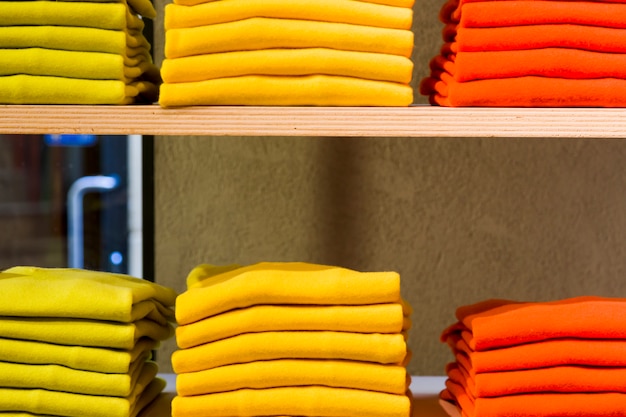 Prendas en una tienda de ropa