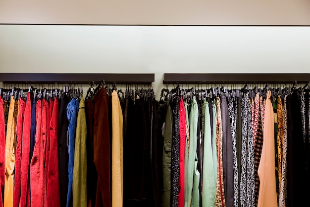 Prendas en una tienda de ropa