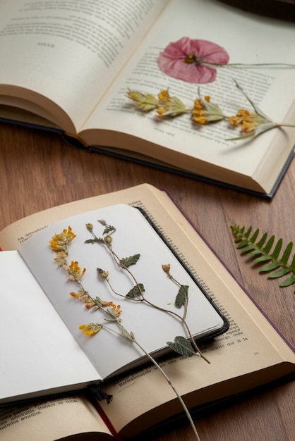 Foto gratuita prensa de flores de ángulo alto con cuaderno