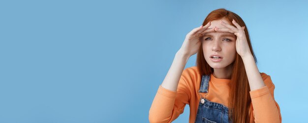 Preocupado pegajoso pelirrojo novia espiando novio compañero desde la distancia entrecerrando los ojos enfoque vista mirar afa