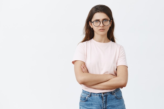 Preocupado y preocupado joven morena con gafas posando