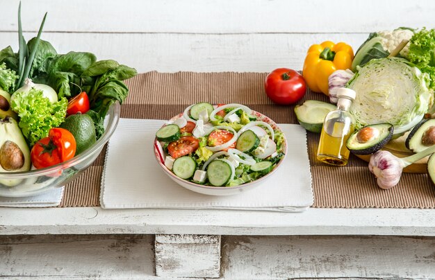 Preparación de alimentos saludables a partir de productos orgánicos en la mesa.