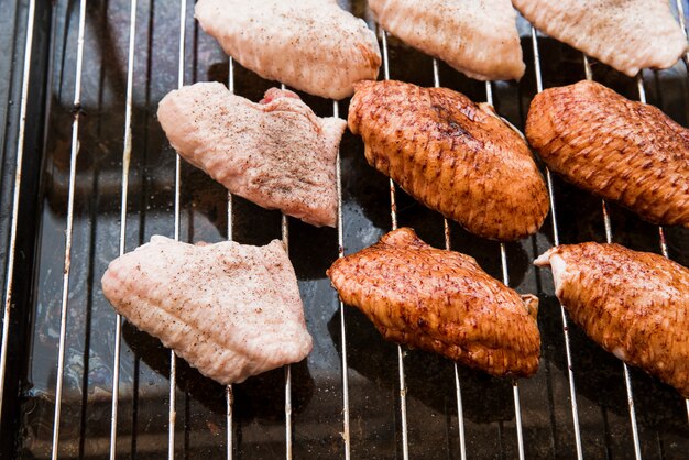 Preparación de alitas de pollo sobre rejilla metálica.