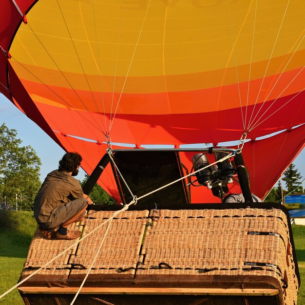 Preparación para el arranque del globo de aire caliente.