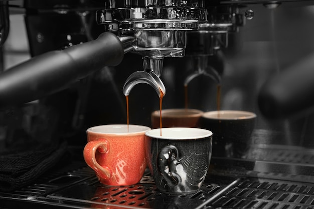 Preparación de café con máquina y tazas.