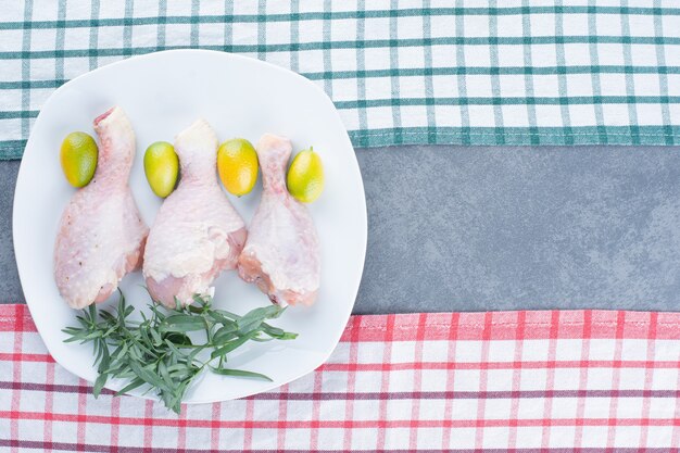 Preparación para la cena con muslos de pollo crudo.