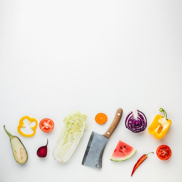 Preparación de una comida saludable sobre fondo blanco.