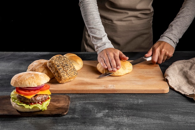 Preparación de un delicioso arreglo de hamburguesas