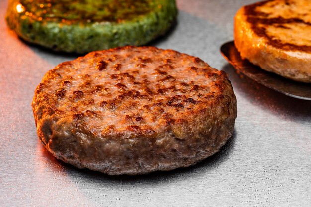 Preparación de un delicioso arreglo de hamburguesas