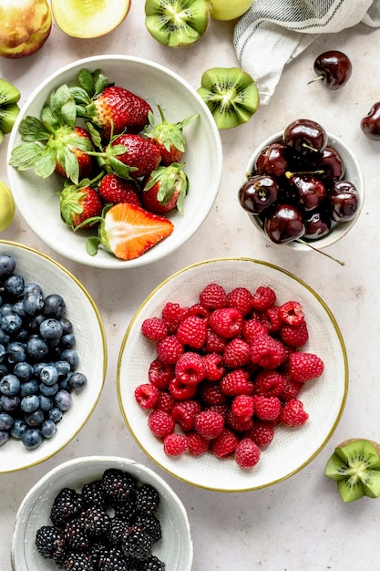 Preparación de ensaladera para fotografía de comida de brunch