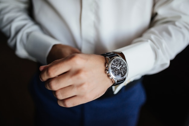 Preparación de ensayo El reloj del novio en la mano.