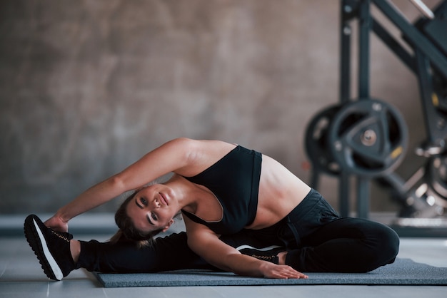 Preparación para el entrenamiento. Foto de hermosa mujer rubia en el gimnasio en su fin de semana