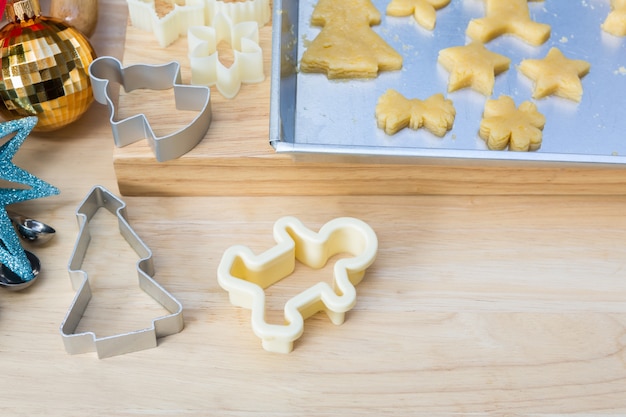 Foto gratuita preparación de las galletas de navidad