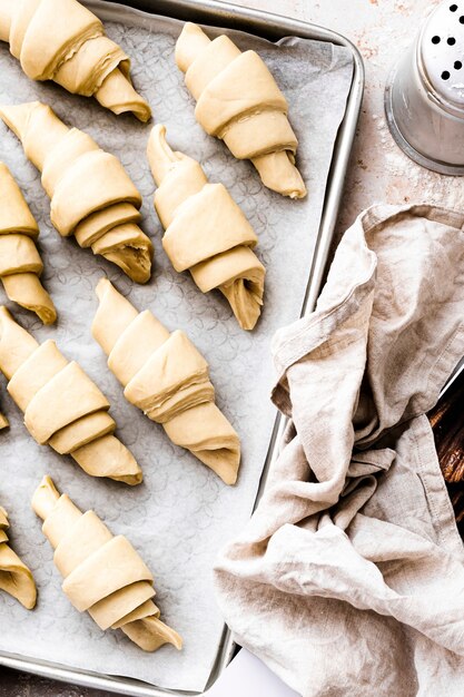 Preparación para hornear croissant fotografía de alimentos