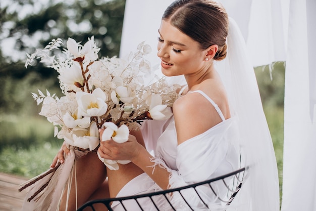 Foto gratuita preparación de la mañana de la joven novia para ser