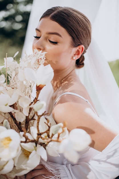 Preparación de la mañana de la joven novia para ser