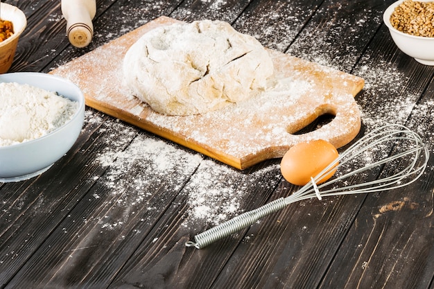 Preparación de la masa con harina y huevo sobre la mesa