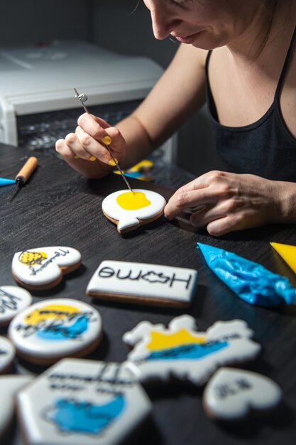 Preparación de pan de jengibre hecho a mano con símbolos de glaseado de ucrania