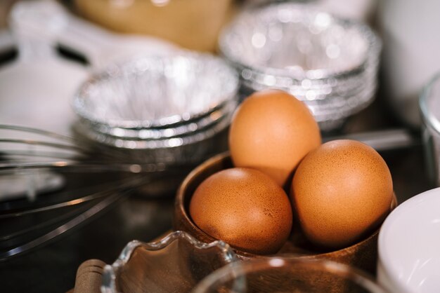 Preparación de panadería casera Hornear en una cocina en casa muchos ingredientes para hornear en la mesa