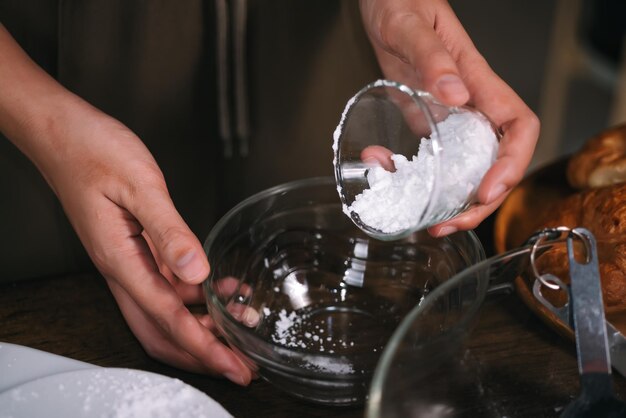 Preparación de panadería casera Hornear en una cocina en casa muchos ingredientes para hornear en la mesa