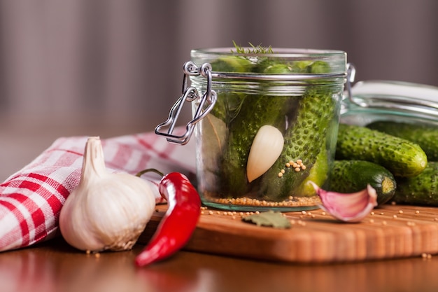 Preparación de pepinos encurtidos caseros.