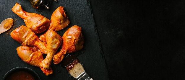 Preparación de pollo asado crudo para cocinar